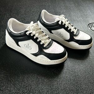 Women’s alo recovery sneaker black and white